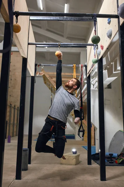 Kraftvoller Sportler ohne Unterarm motiviert andere körperlich behinderte Menschen — Stockfoto