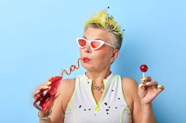 yaşlı kadın hayatından zevk alır, tatil, dinlenme
