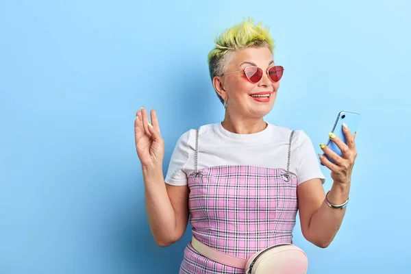 Schöne Frau mit Sonnenbrille und Handy — Stockfoto