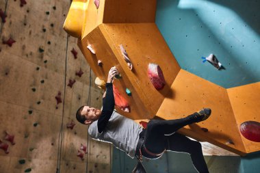 Kapalı bouldering merkezinde bedensel engellilik eğitimi ile Atletik öğrenci