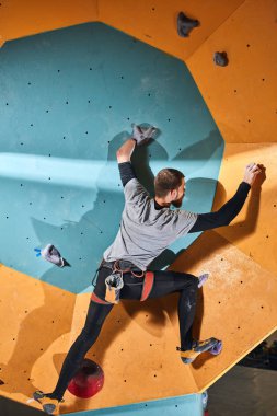 Fiziksel engellilik uygulama bouldering hobi ile tanınmaz aktif adam tam uzunlukta görünümü