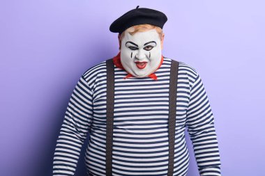 Kızgın agresif komedi adam ciddi kameraya bakıyor