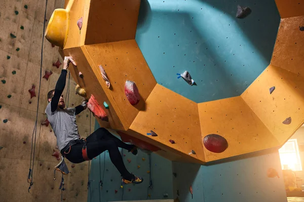 Dik kaya duvarında fiziksel engelli güçlü dağcı — Stok fotoğraf