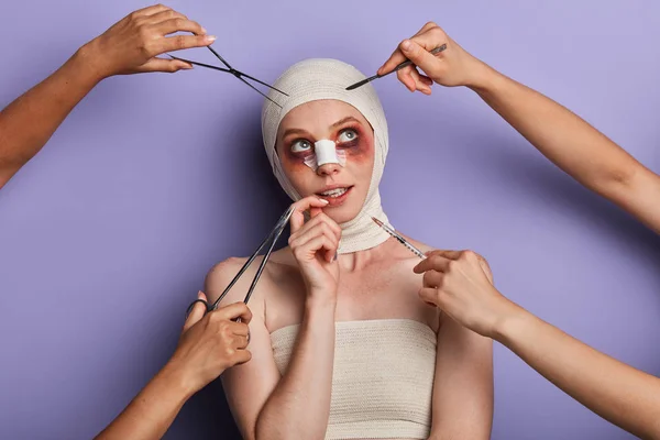 Menina engraçada com um dedo em seus lábios sonhando com aparência bonita — Fotografia de Stock