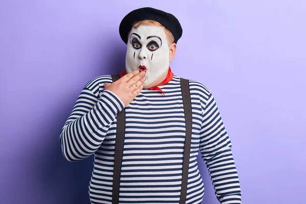 Shocked mime artist standing in disbelief closing his mouth with a palm — Stock Photo, Image