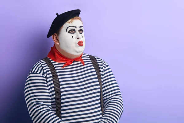 Plump fundersam tankeväckande clown tittar upp, visslande . — Stockfoto