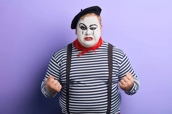 Kameraya kızgın görünümlü sıkıştırılmış yumrukları ile Mime adam — Stok fotoğraf