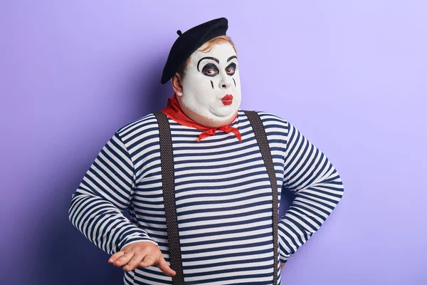 Lustiger selbstbewusster Clown, der die Hand auf der Hüfte hält und zur Ruhe bittet — Stockfoto