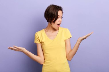 Avuç içinde taklit alanı hayali tutan geniş açık ağız ile genç kadın