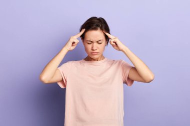 Stresli güzel kız parmakları ile tapınakdokunmadan, baş ağrısı olan.