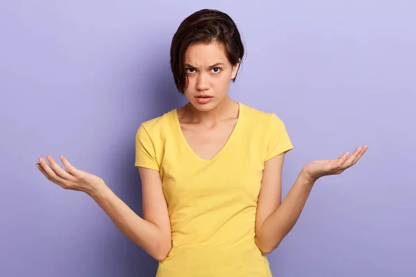 Ernstig meisje met palmen opgevoed, uiten teleurstelling. — Stockfoto