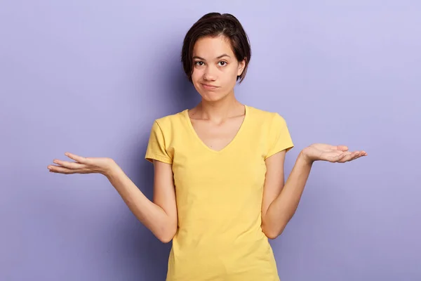 Frustré fille confus avec les bras levés regardant la caméra — Photo