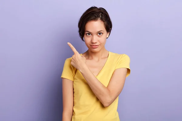 Menina bonita indicando para copiar espaço — Fotografia de Stock