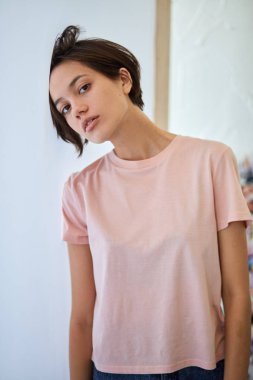 çekici glamour kız kafası ile duvara yaslanmış