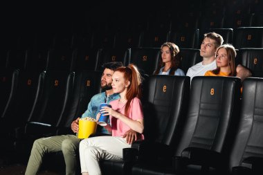 zor iş gününden sonra dinlenen gençler