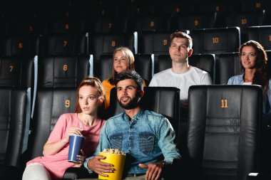 öğrenciler film ücretsiz izliyor
