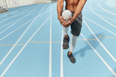 genç adam bacaklarını ısınma