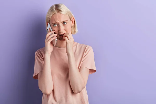 Nervoso chateado deprimido mulher mordendo unhas ao falar no smartphone — Fotografia de Stock
