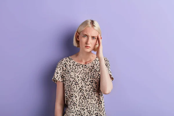 Ongelukkige depressieve vrouw die haar tempel aanraakt — Stockfoto