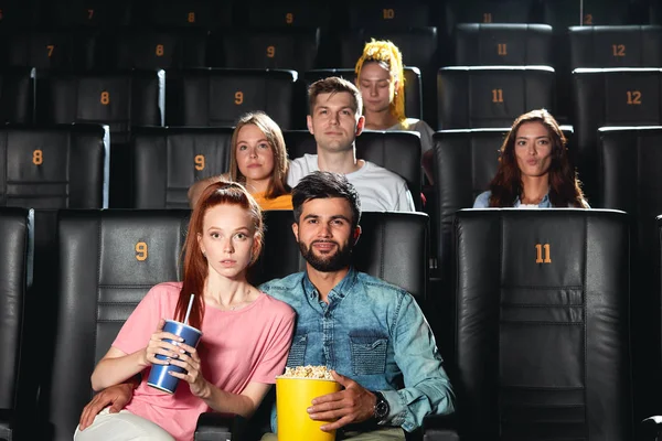 Jonge mensen verslaafd aan cinema — Stockfoto