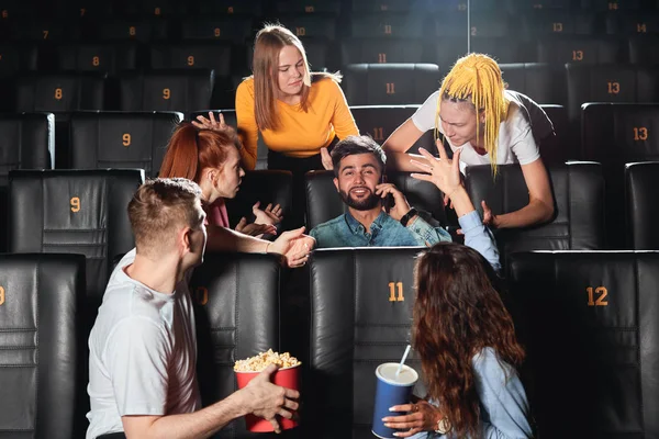 Personas tratando de explicar a su amigo que no se le permite hablar por teléfono inteligente — Foto de Stock