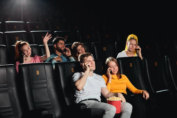 Un grupo de amigos ignorando una película — Foto de Stock