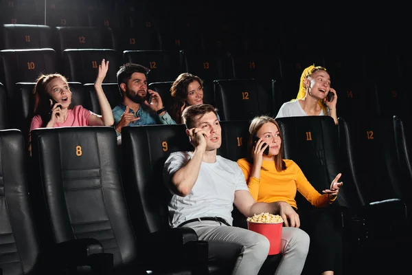 Gelukkige studenten met een praatje bwfore kijken naar een film — Stockfoto