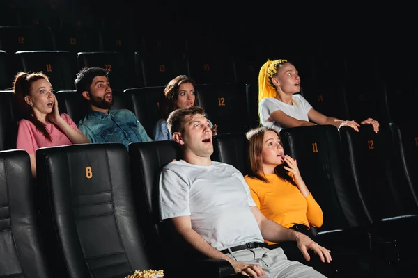 Jonge mensen kijken psycologische film — Stockfoto