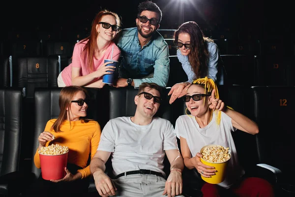Jonge mensen besteden geweldig weekend in de bioscoop — Stockfoto