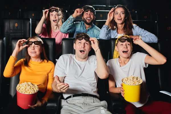 Jonge mensen juichen en lachen op grappige komedie in de bioscoop. — Stockfoto