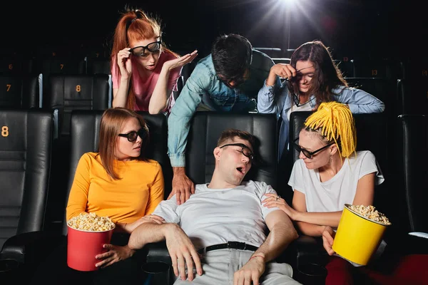 Durmiendo joven en gafas 3d molestar a sus amigos durante la sesión — Foto de Stock