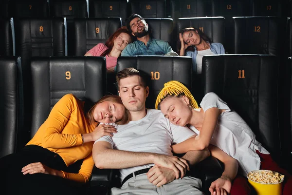 Público dormindo cansado não gosta do enredo do filme — Fotografia de Stock