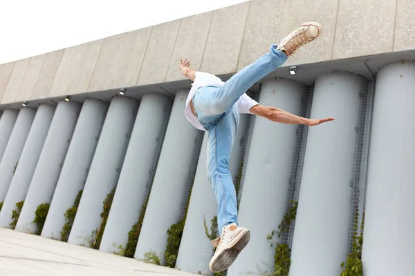 Joven talentoso hombre bailando baile pico — Foto de Stock