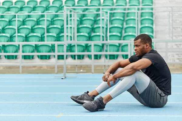 Tired runner has run a long distance, he is having a rest — Stock Photo, Image