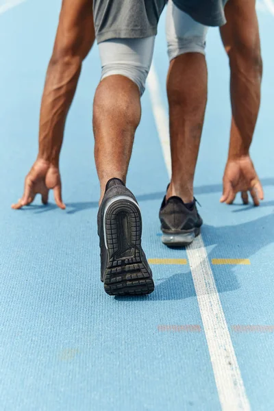 Müsabakada yer alırken başlangıç pozisyonunda duran sporcu — Stok fotoğraf