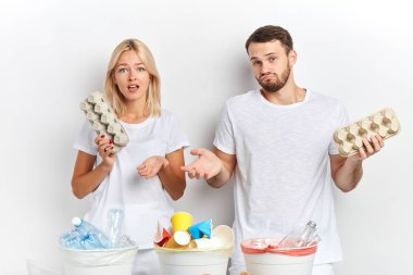 yumurta karton yeniden nasıl tereddüt şaşkın erkek ve kadın