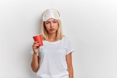 mutsuz sinirli üzgün kadın kahve içiyor, uykulu ifade var