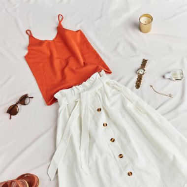 kadın seyahat için elbiselerini paketi için gidiyor