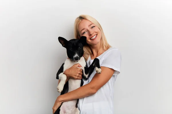 Felice giovane bella donna abbracciando il suo animale domestico preferito — Foto Stock