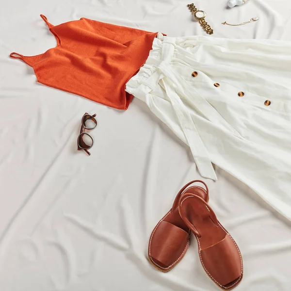 kız erkek arkadaşı ile bir yürüyüşe gitmek için hazırlanıyor