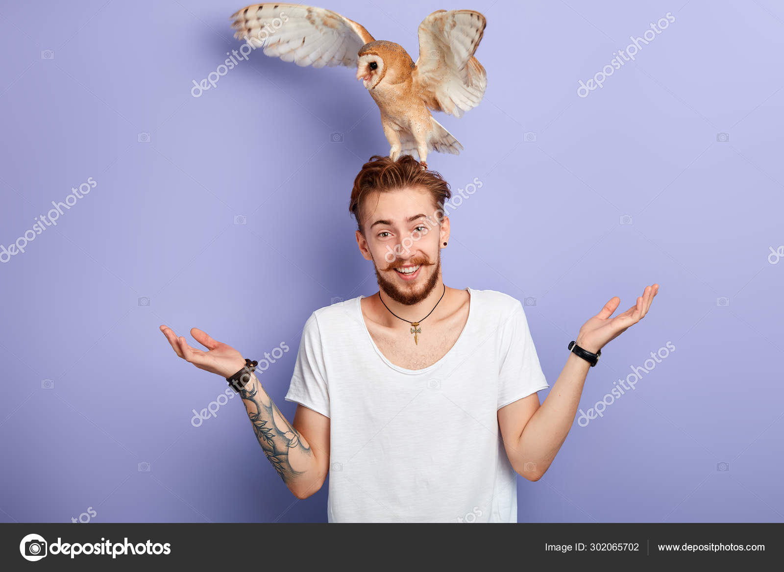 Rolig ung man med en fågel på huvudet rycker axlar — Stockfotografi ©  ufabizphoto #302065702