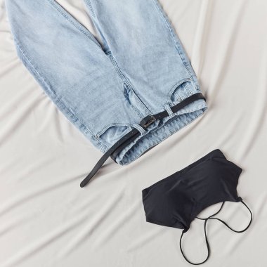 beyaz yatakta yatan şık kadın rahat giysiler