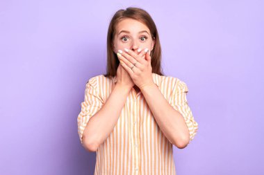 Şaşkın genç bayan şaşkınlık içinde elleri ağız ile kapanış, gözleri geniş açıldı