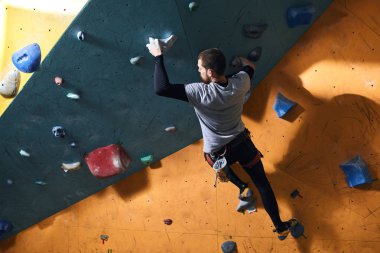 Fiziksel engelli boulderer eğitim kapalı, tırmanma becerilerini geliştirmek istiyor
