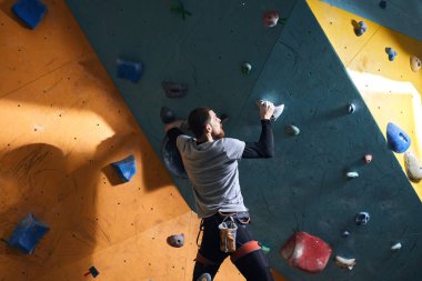 Fiziksel engelli kaya tırmanıcı sıcak asılı, güçlü kasları vardır