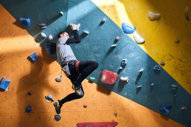 Genç atletik sporcu bouldering spor salonunda dinamik eğitim var