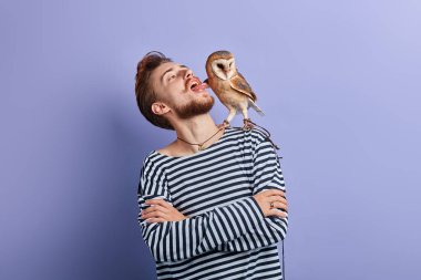 komik deli adam dil söndürme, baykuş bakarak