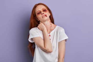 boyun ağrısı muzdarip kapalı gözleri ile zayıf zavallı kız