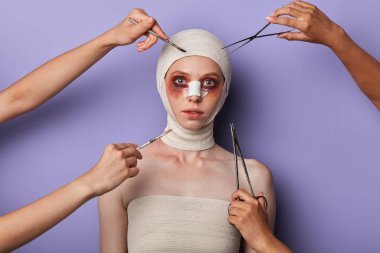 hastaların yüz yakınında tıbbi aletler tutan birçok el