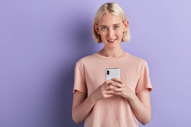 pozitif kız selfie alarak, izole mavi arka plan, stüdyo çekim